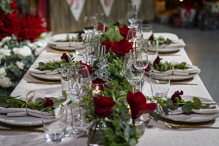 Bord pyntet med girlander